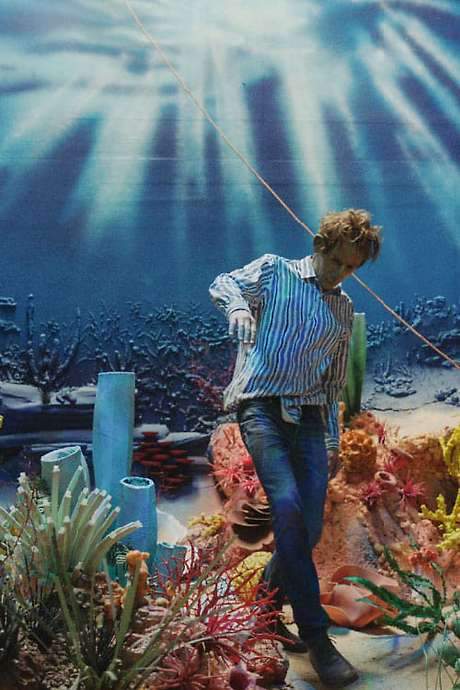 This film follows a character seemingly driven by a complex plan, culminating in the release of a red balloon via elaborate machinery. Along his journey, he navigates a dramatically steep mountain pass in a vibrant blue cabriolet, ultimately setting the vehicle on fire after dousing it with petrol. The title itself is a palindrome, a sequence of letters that reads the same forwards and backwards, adding an intriguing layer to the narrative.